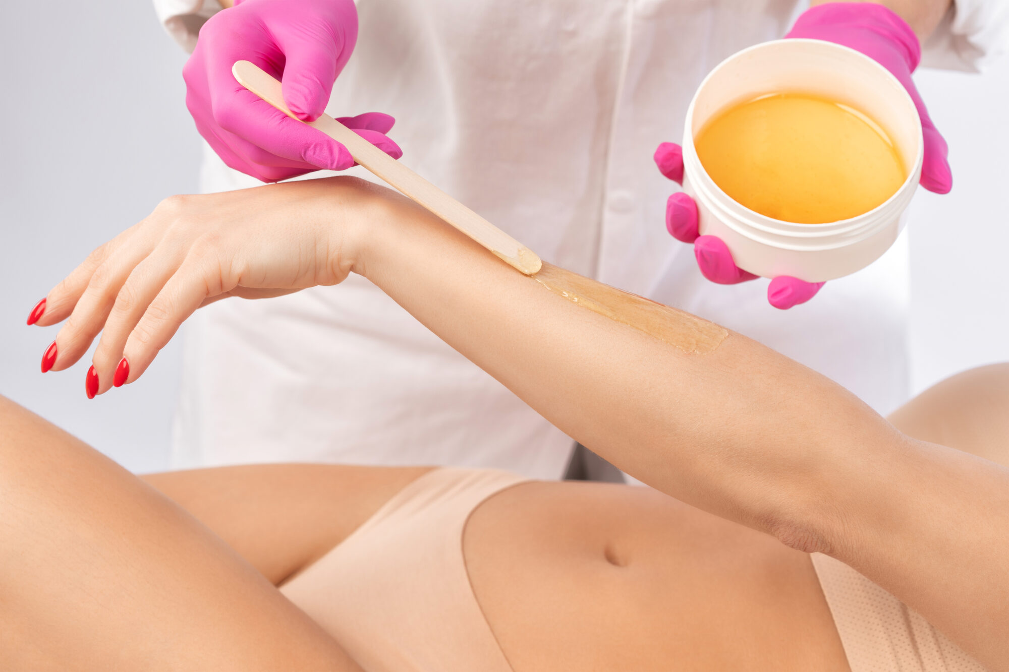 Épilation des bras à la cire au Centre Renaître à Amiens