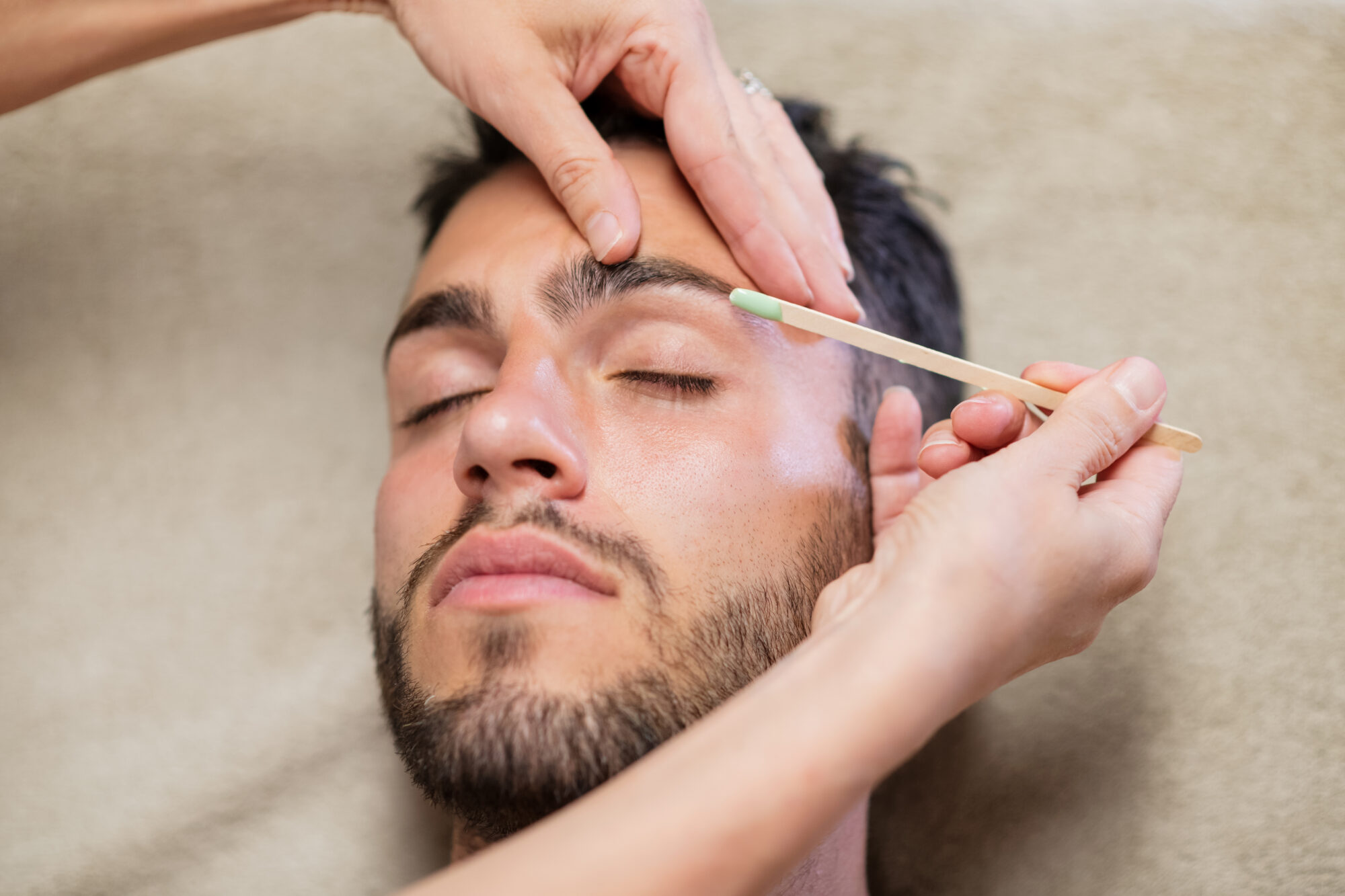 Épilation des sourcils à la cire pour homme au Centre Renaître à Amiens